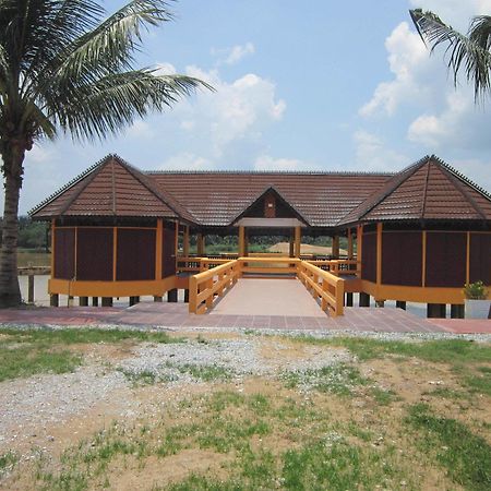 Green Village Pasir Salak Eco River Resort Kampung Gajah  エクステリア 写真