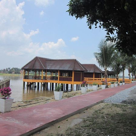 Green Village Pasir Salak Eco River Resort Kampung Gajah  エクステリア 写真