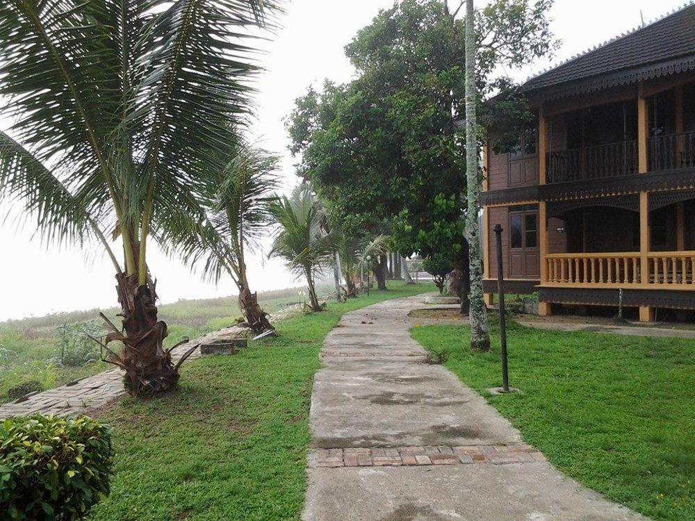 Green Village Pasir Salak Eco River Resort Kampung Gajah  エクステリア 写真