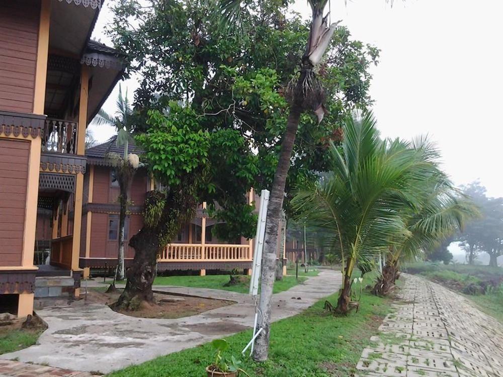 Green Village Pasir Salak Eco River Resort Kampung Gajah  エクステリア 写真