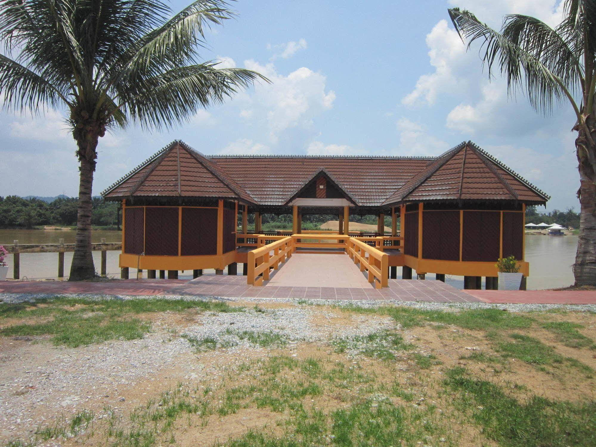 Green Village Pasir Salak Eco River Resort Kampung Gajah  エクステリア 写真