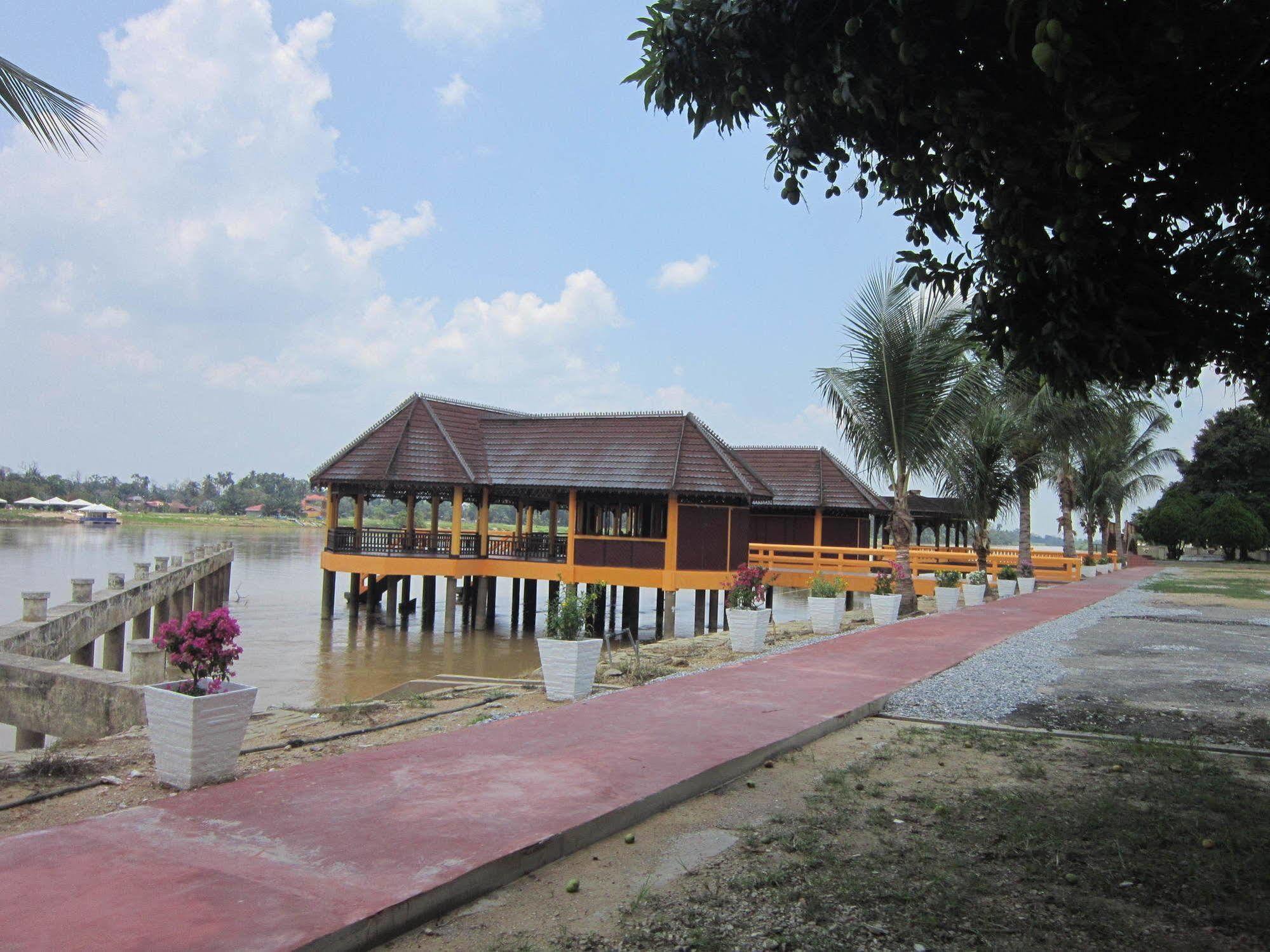 Green Village Pasir Salak Eco River Resort Kampung Gajah  エクステリア 写真