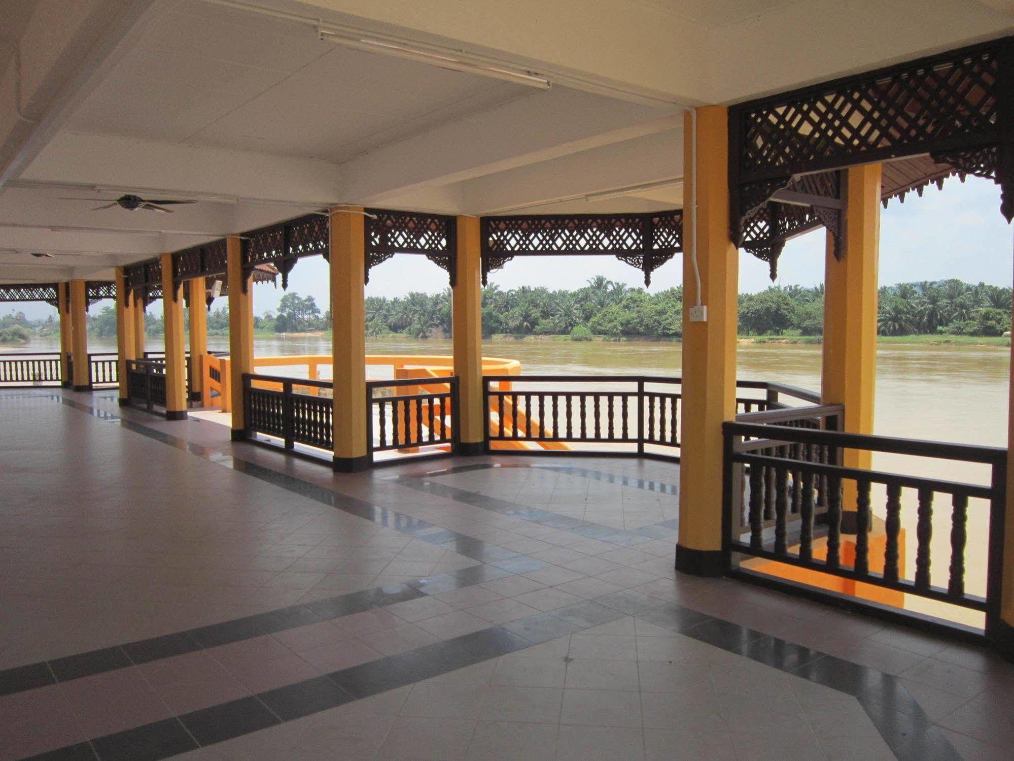 Green Village Pasir Salak Eco River Resort Kampung Gajah  エクステリア 写真